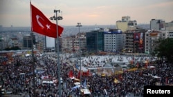 Some of Istanbul's Taksim Square reporters have reacted with humor to being called "bums" by Prime Minister Recep Tayyip Erdogan. (file photo)