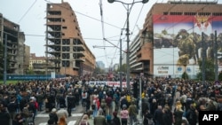 Demonstrație împotriva planurilor imobiliare ale lui Kushner la Belgrad, pe 11 noiembrie 2025. „Nu dăm statul major general”, scrie pe o pancartă.