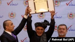 محمداشرف غنی رئیس جمهور افغانستان همراه با امرالله صالح معاون نخست و سرور دانش معاون دوم او، پس از امضای سند کمیسیون انتخابات