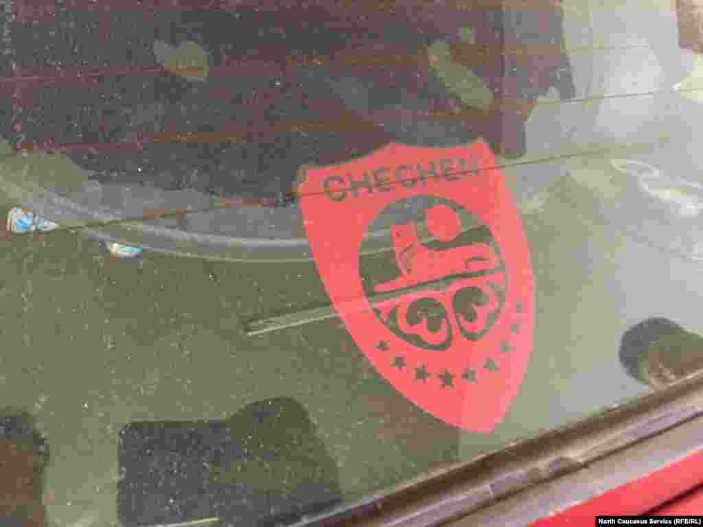 Тут можно встретить и красного волка с надписью "чеченец". Заметьте: никакой кириллицы!