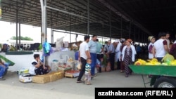 Aşgabadyň "Gündogar" lomaý söwda bazary. Arhiwden alnan surat.
