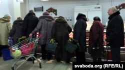 Чарга ў менскай краме, архіўнае фота