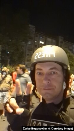 Novinar Žarko Bogosavljević je tokom protesta imao više novinarskih obeležja, Novi Sad, 13. avgust 2025.