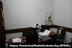 Робочий кабінет наукового працівника, а у 60-70-х це була тюремна камера на Лонцького у Львові, в якій сиділи В’ячеслав Чорновіл, Ігор Калинець, Зорян Попадюк та інші активні українці