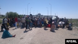 Граждане Узбекистана на границе с Туркменистаном. 6 июня 2012 года.