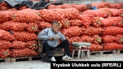 Торговец на рынке «Сары-Озон» в Бишкеке. 11 октября 2018 года.