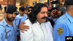 د اسلام اباد پوليسو علي وزير عدالت ته روان کړی دی ـ انځور له ارشيفه