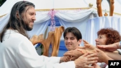 Fostul polițist de trafic rutier Serghei Torop, supranumit „noul Isus", cu discipoli în satul Petropavlovka din Siberia.