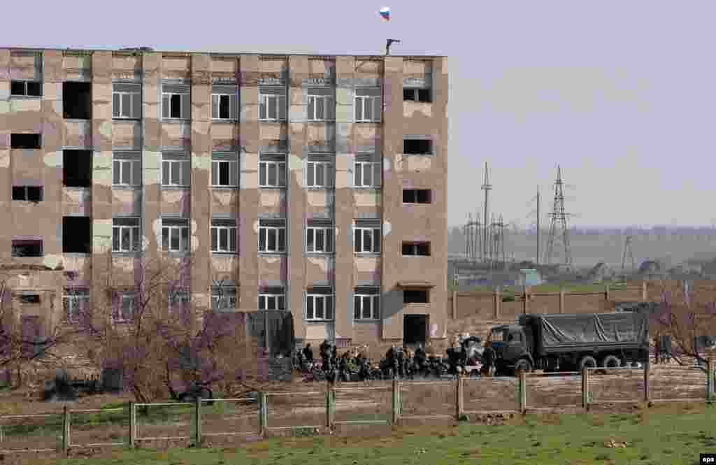 Вооруженные люди блокируют подъезды к военно-морской базе рядом с Феодосией.&nbsp;