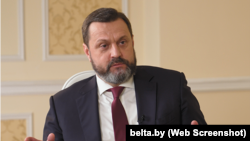 У 2023 році президент Володимир Зеленський припинив громадянство України для екснародного депутата Андрія Деркача (на фото)