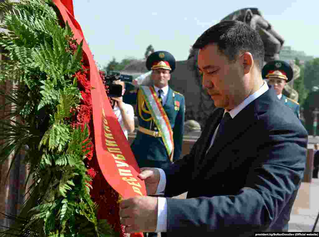 Садыр Жапаров Тажикстанга болгон сапарын Дүйшөнбү шаарындагы "Дусти" аянтында орнотулган тажик мамлекетинин негиздөөчүсү Исмоили Сомонинин эстелигине гүлчамбар коюп баштады.&nbsp; &nbsp; 