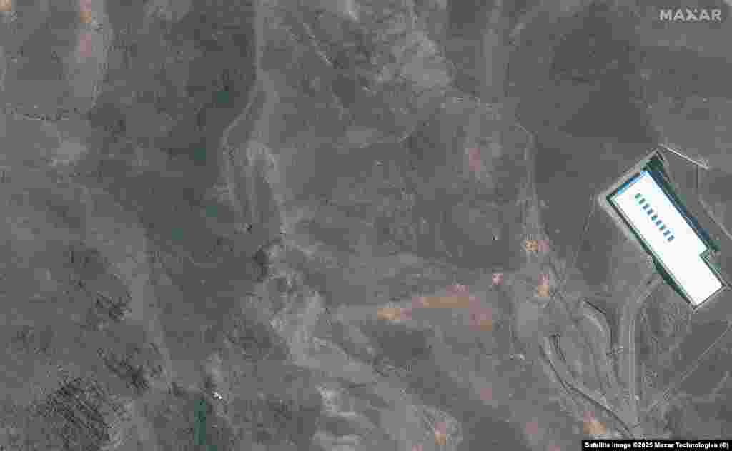 На знімках, зроблених після ударів, видно кратери і попіл у комплексі Фордо