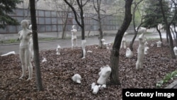 Інсталяція Марії Куликівської «Армія клонів» в «Ізоляції» в Донецьку 