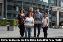 Peticiju je potpisalo 120.000 ljudi (Foto: aktivisti sa peticijom pred sjedištem EBRD)