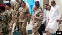 د پاکستان صدراعظم نوازشریف په کوټه کې د دغې حملې له یو شمېر ټپیانو او د قربانیانو له کورنیو سره وکتل.