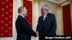 Presidenti i Çekisë, Millosh Zeman, gjatë një takimi me presidentin e Rusisë, Vladimir Putin, në Moskë.