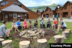 Діти-переселенці у благодійному таборі фонду ServeNow-Ukraine у Карпатах, 2 липня 2015 року