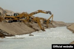 “Altyn asyr kölüne” suw eltjek kanallardan biriniň gurlyşygy. Garagum çöli, iýul, 2010.