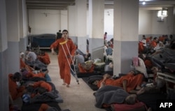 Muškarci, za koje se sumnja da su povezani s "Islamskom državom", u zatvorskoj ćeliji u sjeveroistočnom sirijskom gradu Hasaka, 26. oktobra 2019.