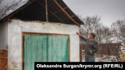 Умер Абдувелієв показує гараж у дворі свого будинку