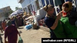 “Haryt ammarlaryny dyza çenli suw basdy, harytlaryň uly bölegi suwda galyp, satyp bolmajak ýagdaýa düşdi" diýip, "Daşoguz" bazarynyň işgäri aýtdy.