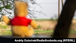 Іграшковий ведмедик на подвір’ї Насті. Дерева за полем – то вже передові у Пісках, а за ними Донецький аеропорт