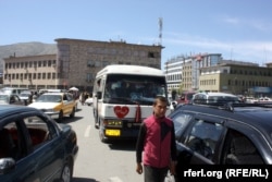 کسانی که توان اقتصادی بهتر دارند برای دیدار اقارب و دوستان در روز های عید از موتر های تکسی استفاده می کنند