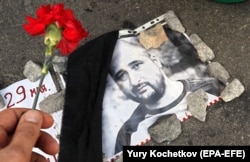 A picture of Babchenko with a flower placed next to it as a tribute is seen on the bridge in Moscow where Russian opposition leader Boris Nemtsov was gunned down in 2015.