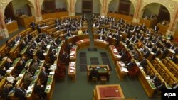 Ukupan broj mjesta u parlamentu reduciran je sa 386 na 199 još 2011.