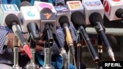 اوس مهال د مظاهره کوونکو له خوا د خبریالانو وهل او ټکول د ډېرو خبریالانو له تندو غبرګونونو سره مخ هم شو.