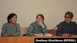 Защита Махамбета Абжана (слева направо): общественный защитник — мать активиста Салия Абжанова, адвокат Фатима Берсанова и адвокат Найля Кузбаева. Астана, 16 октября 2017 года.