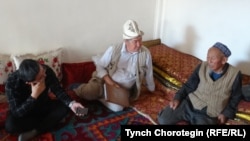 Кытайлык кыргыздардын санжырачысы Төлөк Төрөкан менен Тынчтыкбек Чоротегин жана Мамбеттурду Мамбетакун баарлашууда. Аңыз кыштагы, Артыш, Кызыл-Суу Кыргыз автоном облусу, КЭР 13-июль, 2014-жыл.