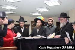 Чтение "Свитка Эстер" в праздник Пурим. Алматы, 4 марта 2015 года.