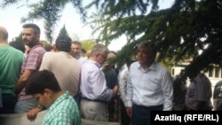 Абдулла Гүл (уңда) Невзат Ялчынташ каберендә