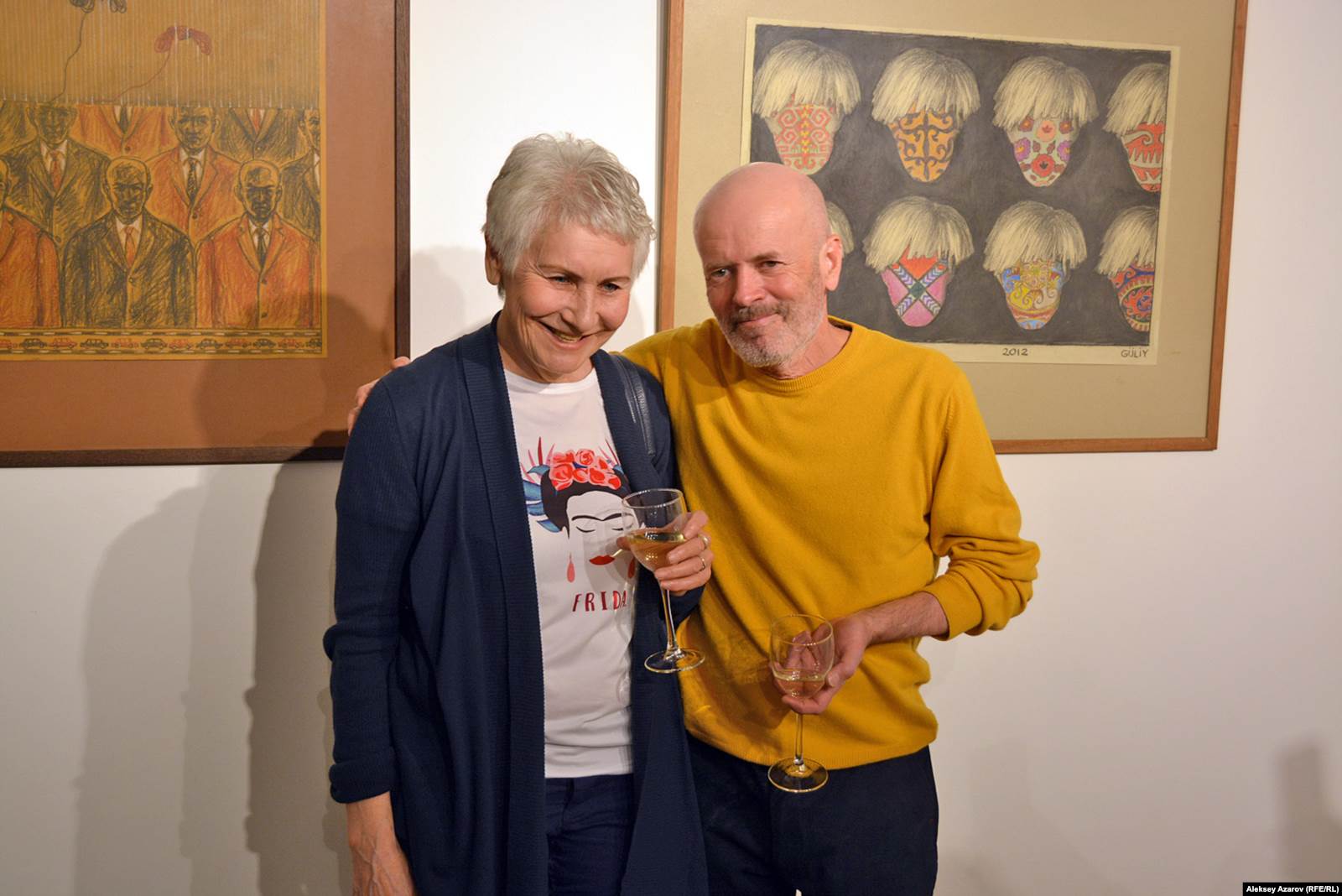 Суретші Шамиль Гулиев пен куратор Валерия Ибраева көрмеде. Алматы, 4 сәуір 2019 жыл. 