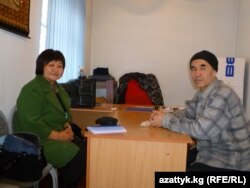 Төлөкан Исмаилова жана Азимжан Аскаров.