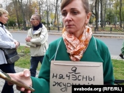 Ларыса Шчыракова ля будынка суду ў Гомлі, 2017 год