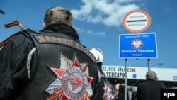 Участники байкерского клуба из России «Ночные волки» на польско-белорусской границе. 1 мая 2016 года.