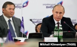 Президент Росії Володимир Путін (праворуч) і його радник Сергій Глазьєв на конференції «Православно-слов’янські цінності – основа цивілізаційного вибору України», організованій проросійською організацією «Український вибір». Київ, 27 липня 2013 року.