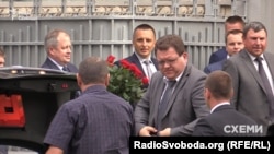 Ярослав Романюк (з трояндами), Богдан Львов (посередині) та Борис Гулько (крайній праворуч) приїхали на ювілей Валерія Гелетея