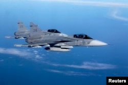 Шведские истребители Grippen в небе над Литвой