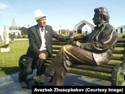Авазбек Жусупбеков Чыңгыз Айтматовдун эстелигинин жанында.