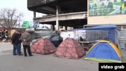 კარვები დამწვარი შენობის წინ, 2017 წელი.