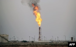 Flăcări generate de arderea excesului de petrol la câmpul petrolier West Qurna-2, la vest de Basra (fotografie de arhivă).