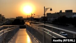 Кичке Салала урамнарын чүкеп ясалган баганалар яктырта