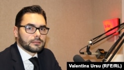 Юлиан Гроза в кишиневской студии Свободной Европы