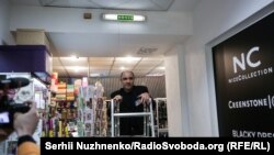 Охоронець Юрій увімкнув підствітлення у вказівнику на вихід