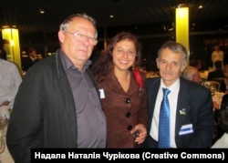 Наталія Чурікова, лідер кримськотатарського народу Мустафа Джемілєв (праворуч) і польський громадсько-політичний діяч Адам Міхнік на «Форумі 2000» у Празі