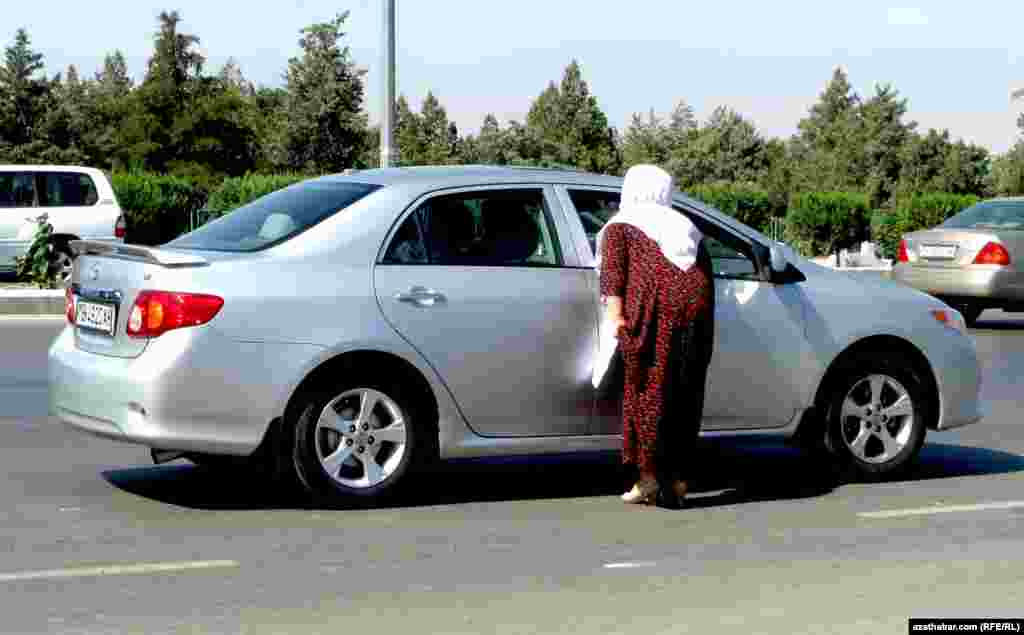 Ýolagçy sürüji bilen gepleşýär