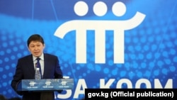 Сапар Исаков на презентации программы "Таза коом". 30 мая 2017 года.